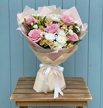 Букет цветов из:  Гвоздики, Орхидеи и Розы в Обухово