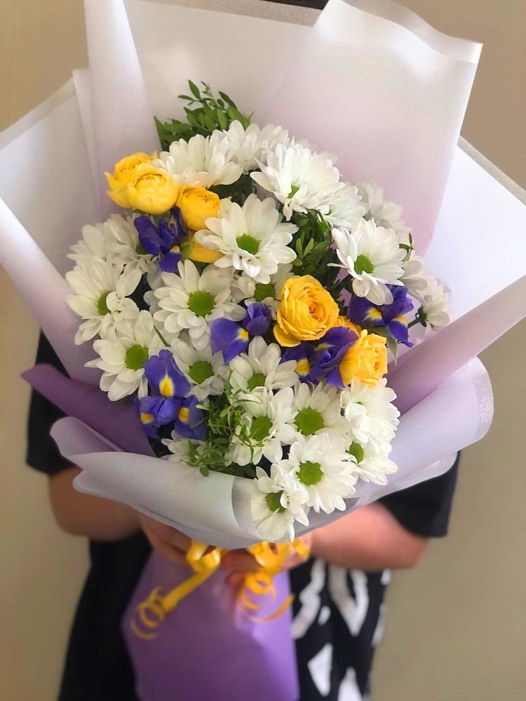 Букет цветов из: Ирисы, Хризантемы и Розы в Обухово