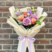 Букет цветов из:  Лизиантусы и Розы в Обухово