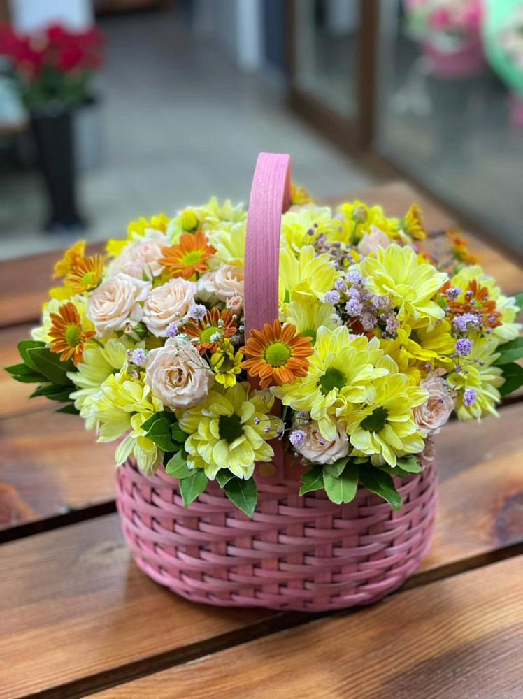 Цветочная композиция из Хризантемы и Розы в корзине в Обухово