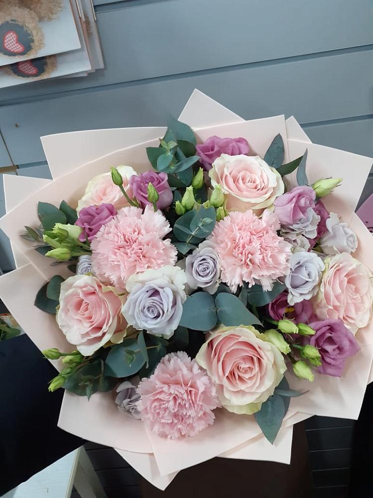 Букет цветов из: Розы, Гвоздики и Лизиантусы в Обухово